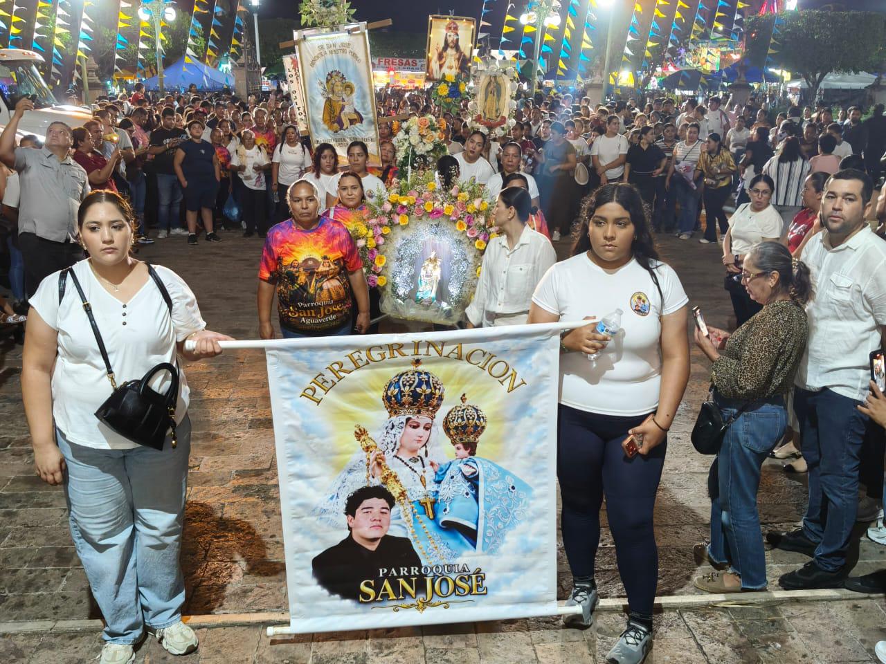 $!Pueblo de Agua Verde peregrina para agradecer la salud de joven y pedir paz a la Virgen del Rosario