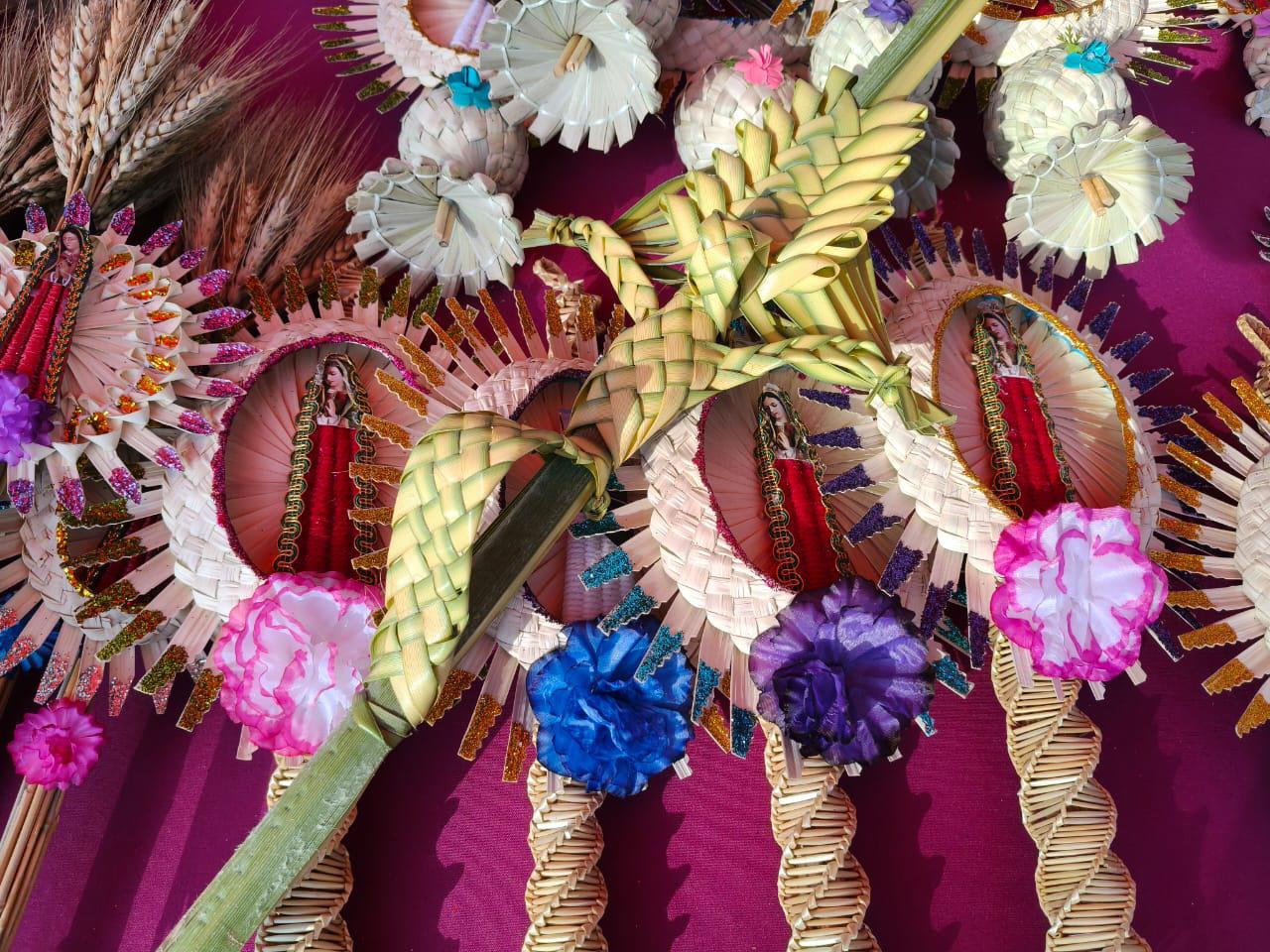 $!Virginia sigue el legado familiar de la venta de palma cada Domingo de Ramos