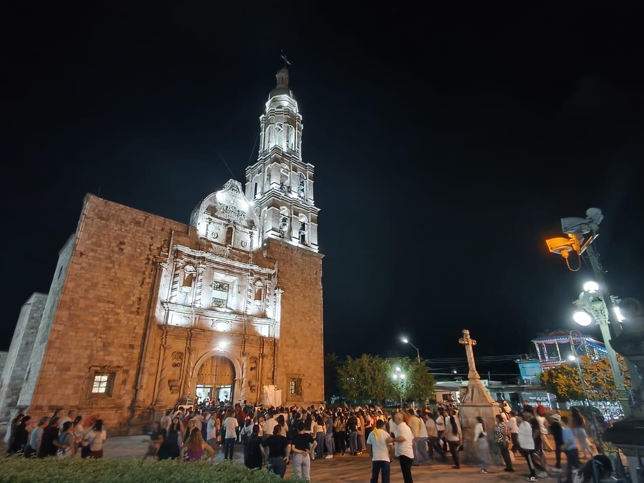$!Peregrinan jóvenes y mineros en honor a la Virgen del Rosario