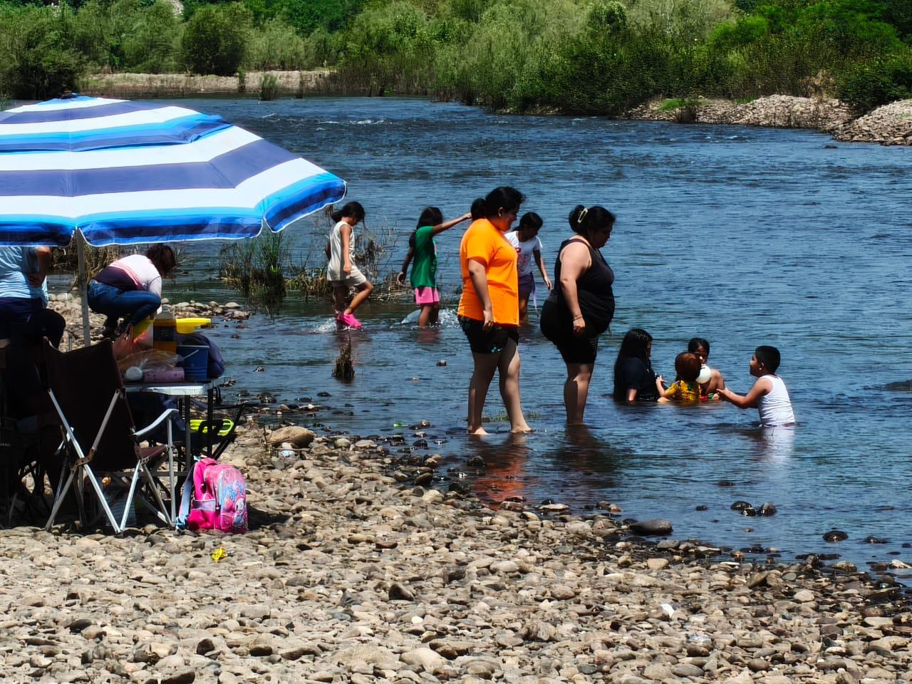 $!Apagón lleva al río Baluarte a familias de Rosario y Escuinapa para mitigar el calor