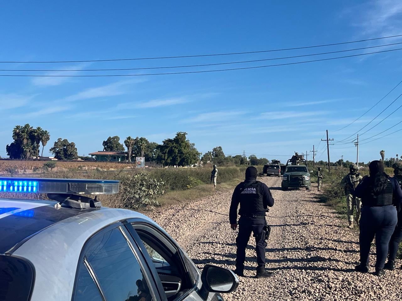 $!Aseguran dos camionetas tras enfrentamiento entre civiles y militares en Otameto, Navolato