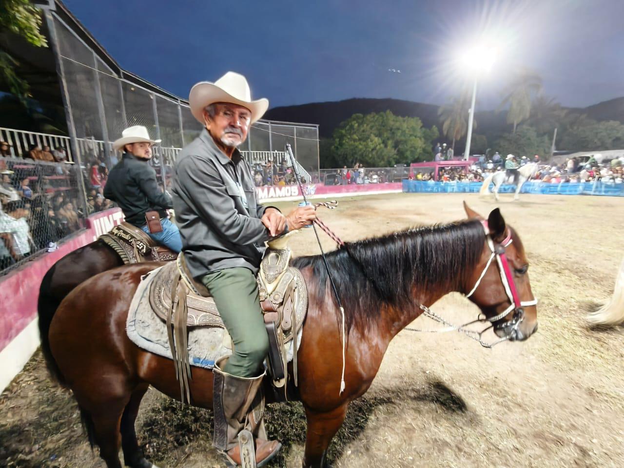 $!Armando Zúñiga Barrón recibe homenaje con cabalgata y cala de caballo en Chametla