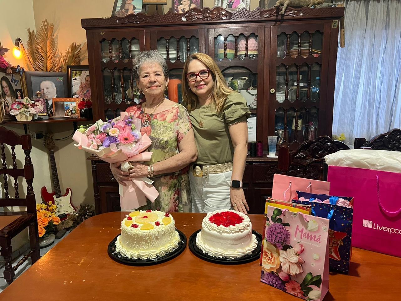 $!Su hija Imelda celebró con ella su vida.