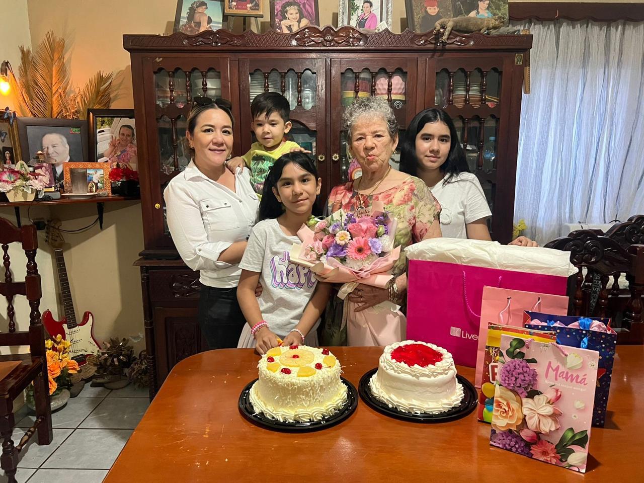 $!La acompañaron su nieta y bisnietos, Denis Eng, Ángel Miguel, Maylin y Deymi Cervantes.