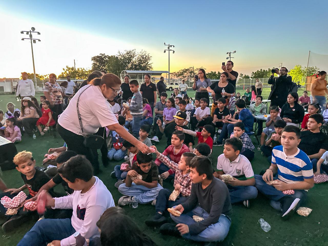$!Los niños recibieron algunos aperitivos