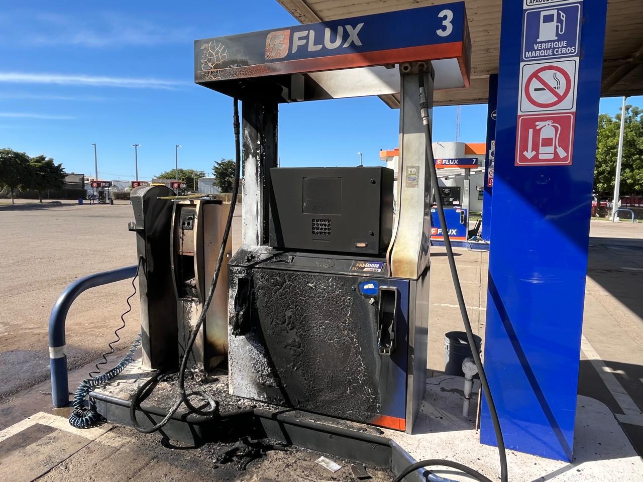$!Balean e incendian gasolinera y expendio por la carretera Culiacán-Eldorado