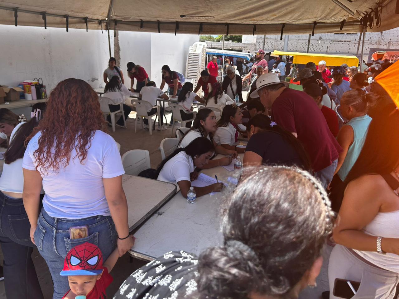 $!Habitantes de Villa Juárez acuden con recibos de luz e INE a asamblea de Imelda Castro y Fernández Noroña
