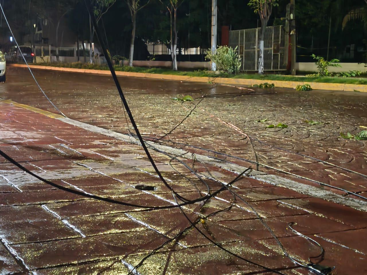 $!Por fuertes vientos, se quiebra poste de empresa telefónica en Rosario