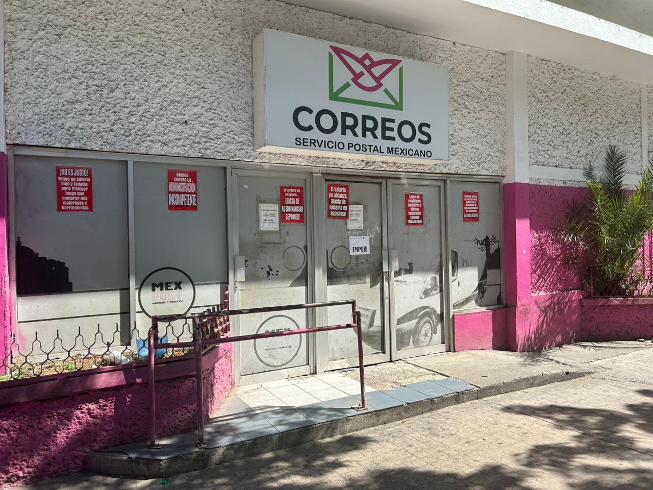 $!Trabajan carteros bajo protesta en Culiacán; exigen mejoras laborales