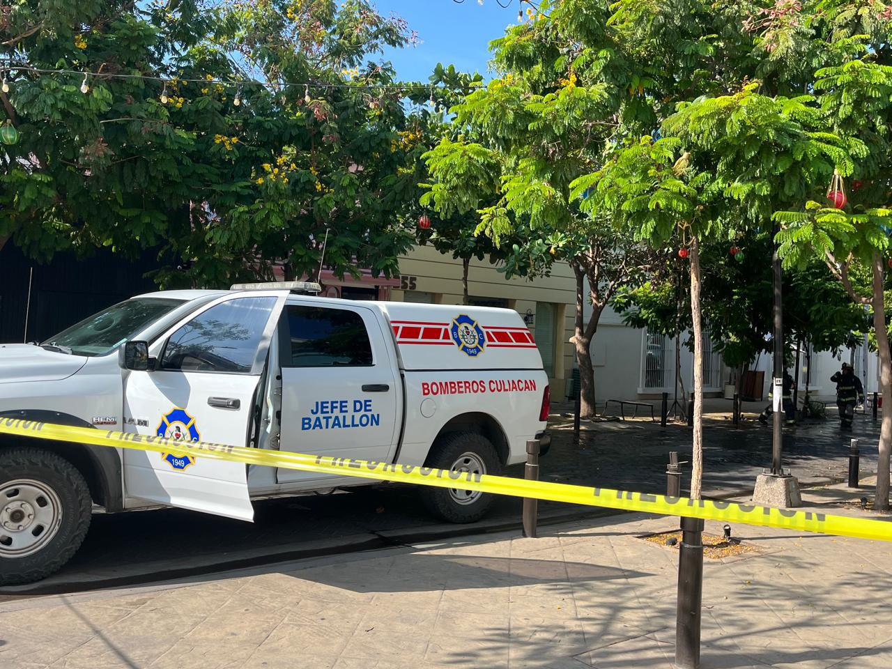 $!Se registra incendio en el patio de un restaurante del Centro de Culiacán