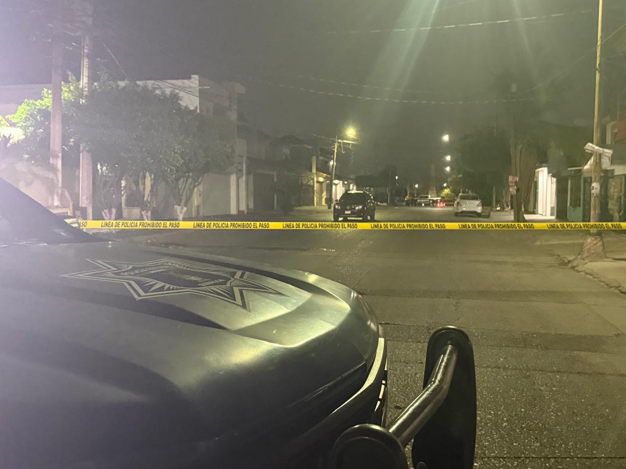 $!Abandonan vehículo baleado en calles de la colonia Villa Universidad, en Culiacán