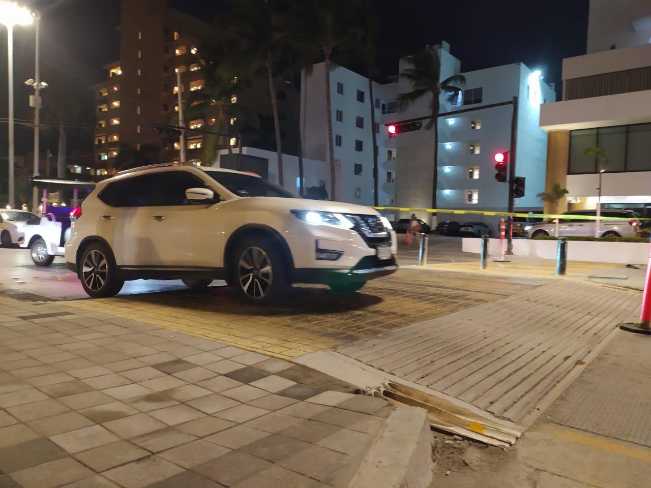 $!Protestan por paso peatonal elevado en la Zona Dorada de Mazatlán; solo beneficia a hotel, aseguran