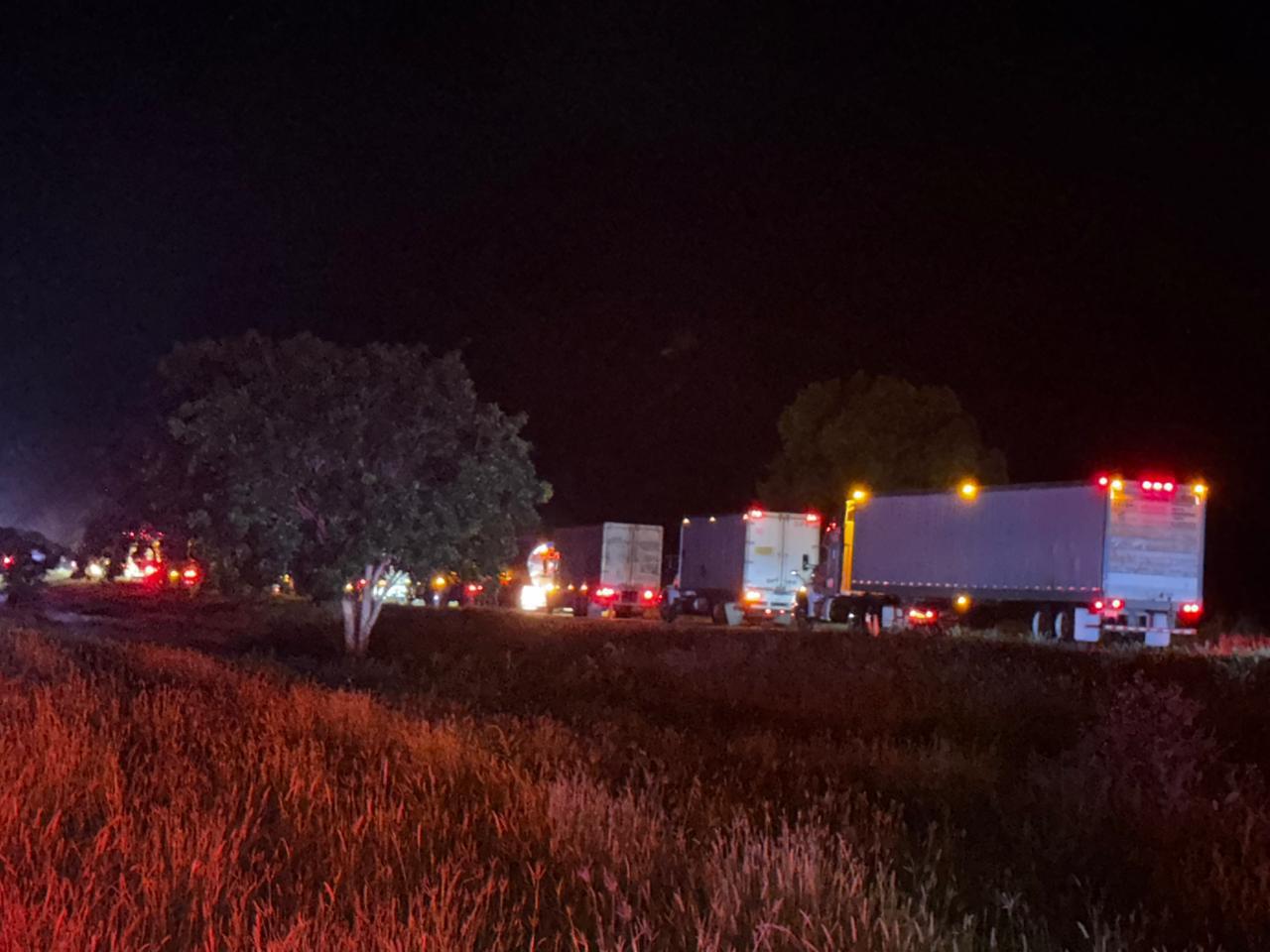 $!Cierran la Maxipista Culiacán-Mazatlán por volcadura de pipa con combustible