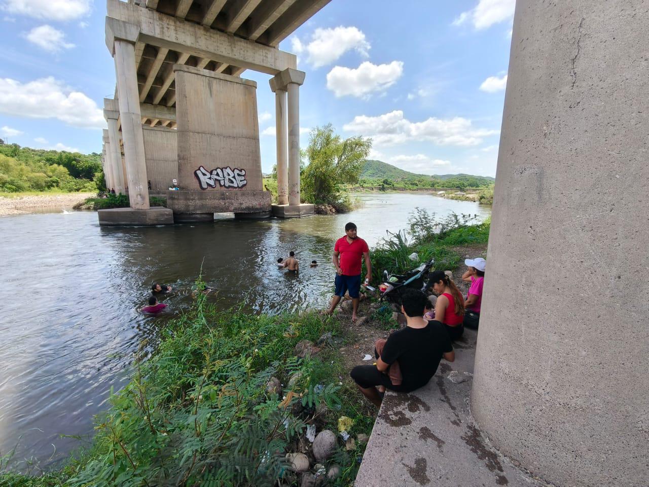 $!Apagón lleva al río Baluarte a familias de Rosario y Escuinapa para mitigar el calor