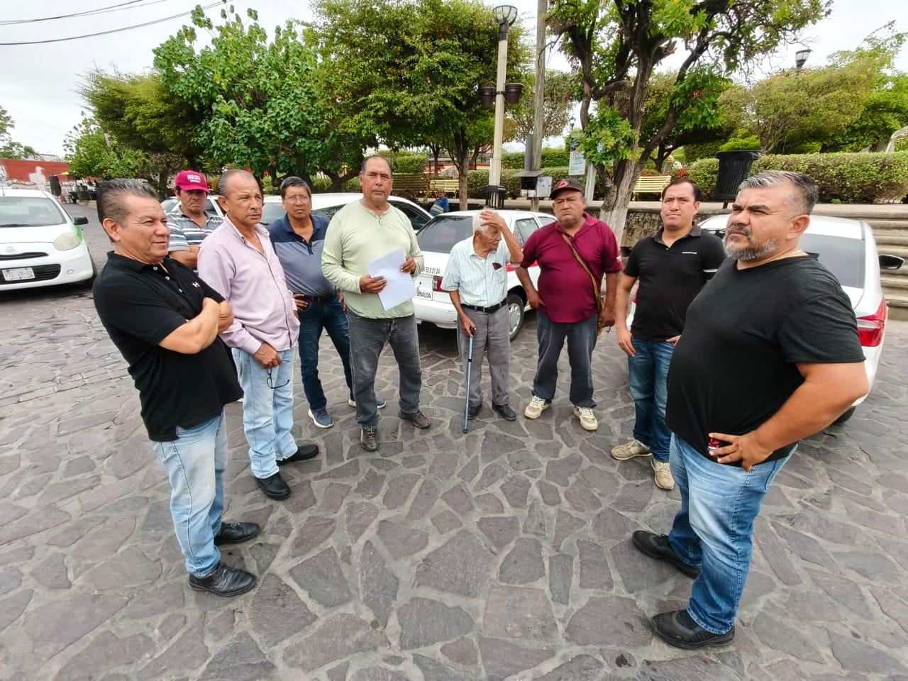 $!Denuncian taxistas y aurigueros de Rosario que emisión de permisos indiscriminado por Vialidad y Transporte es una competencia desleal