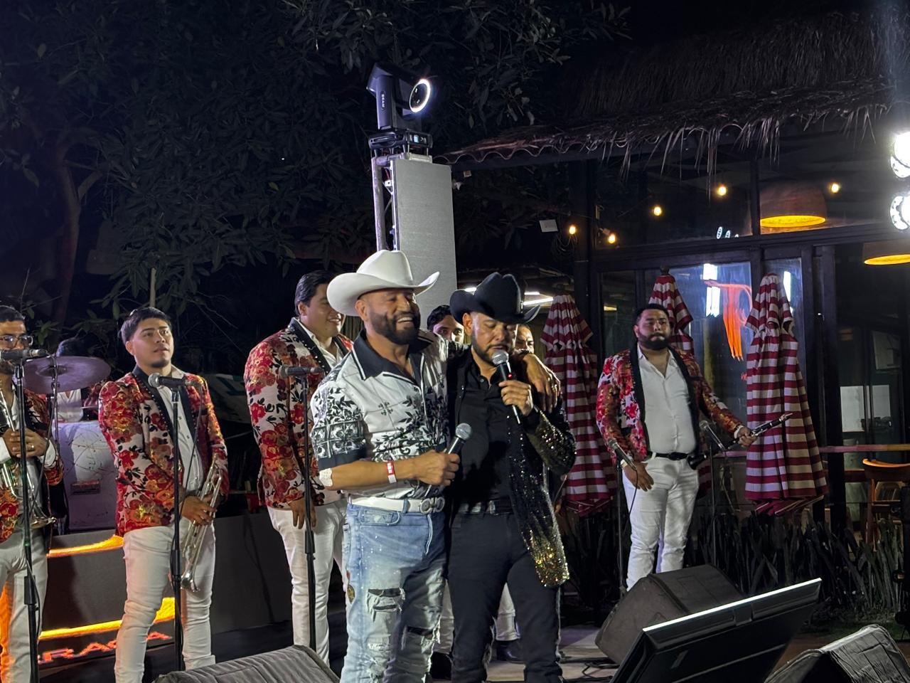 $!Toño Lizárraga y Pancho Barraza interpretan uno de los temas incluidos en esta producción de duetos.