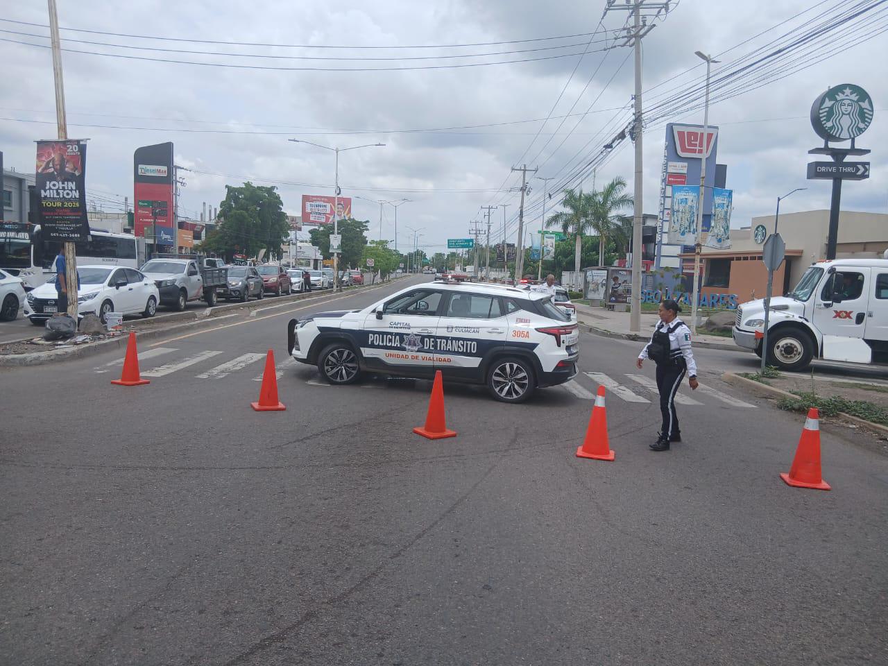 $!Bloquean carretera a Navolato por protesta de agricultores en Culiacán