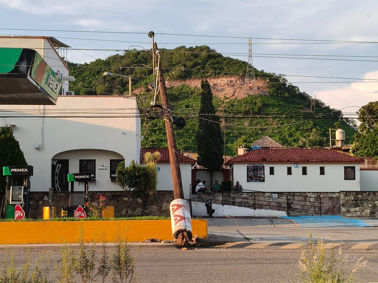 $!Maquinaria pesada derriba poste de energía eléctrica en la cabecera de Rosario