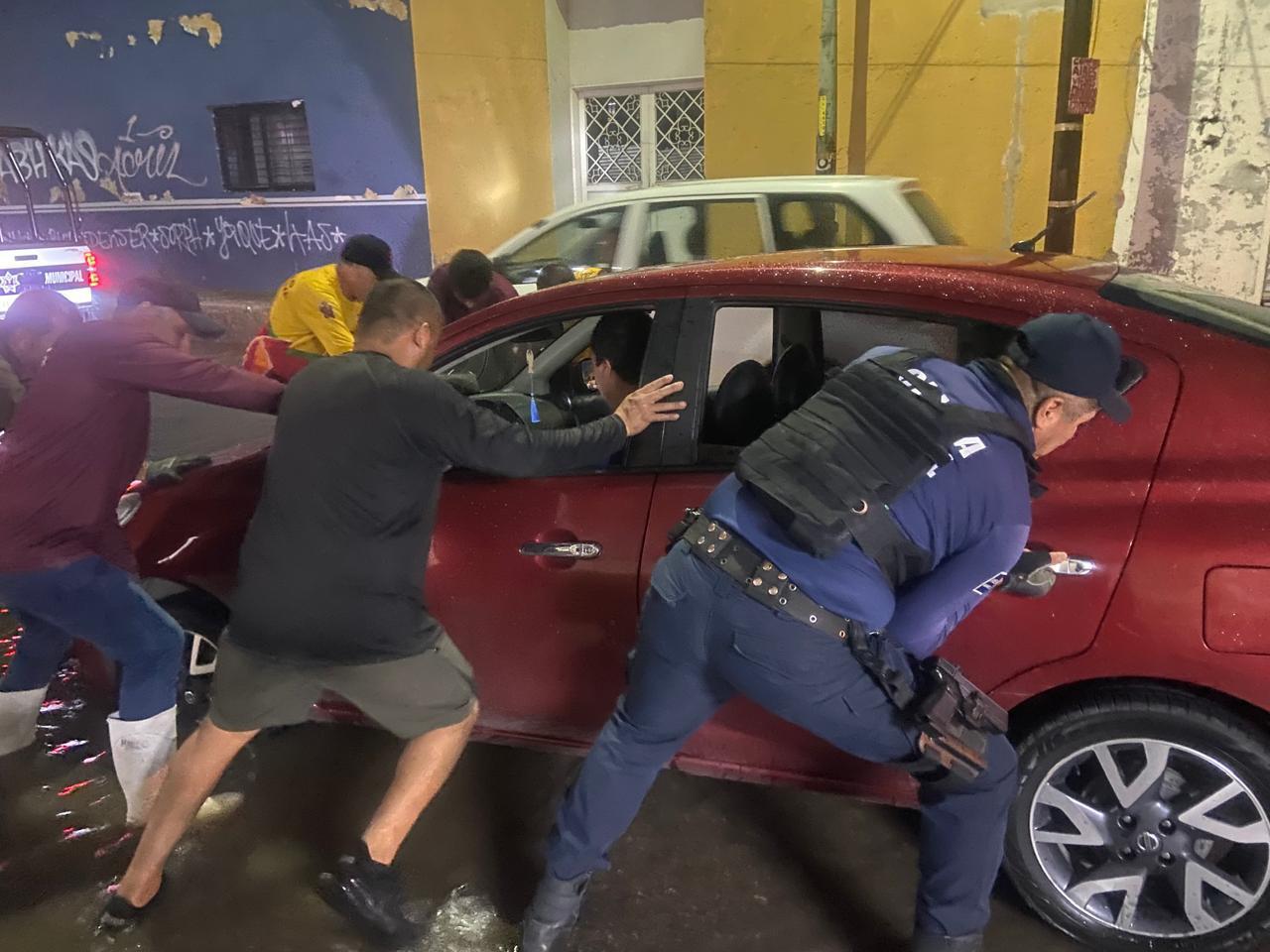 $!Inundaciones colapsan vialidades en Culiacán; SSPyTM activa operativo de auxilio