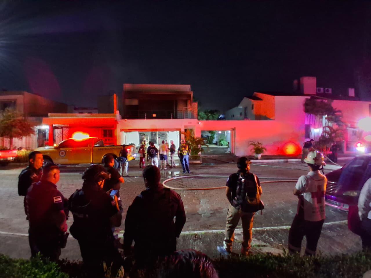 $!Incendio en casa-habitación moviliza a cuerpos de seguridad y emergencia en Mazatlán