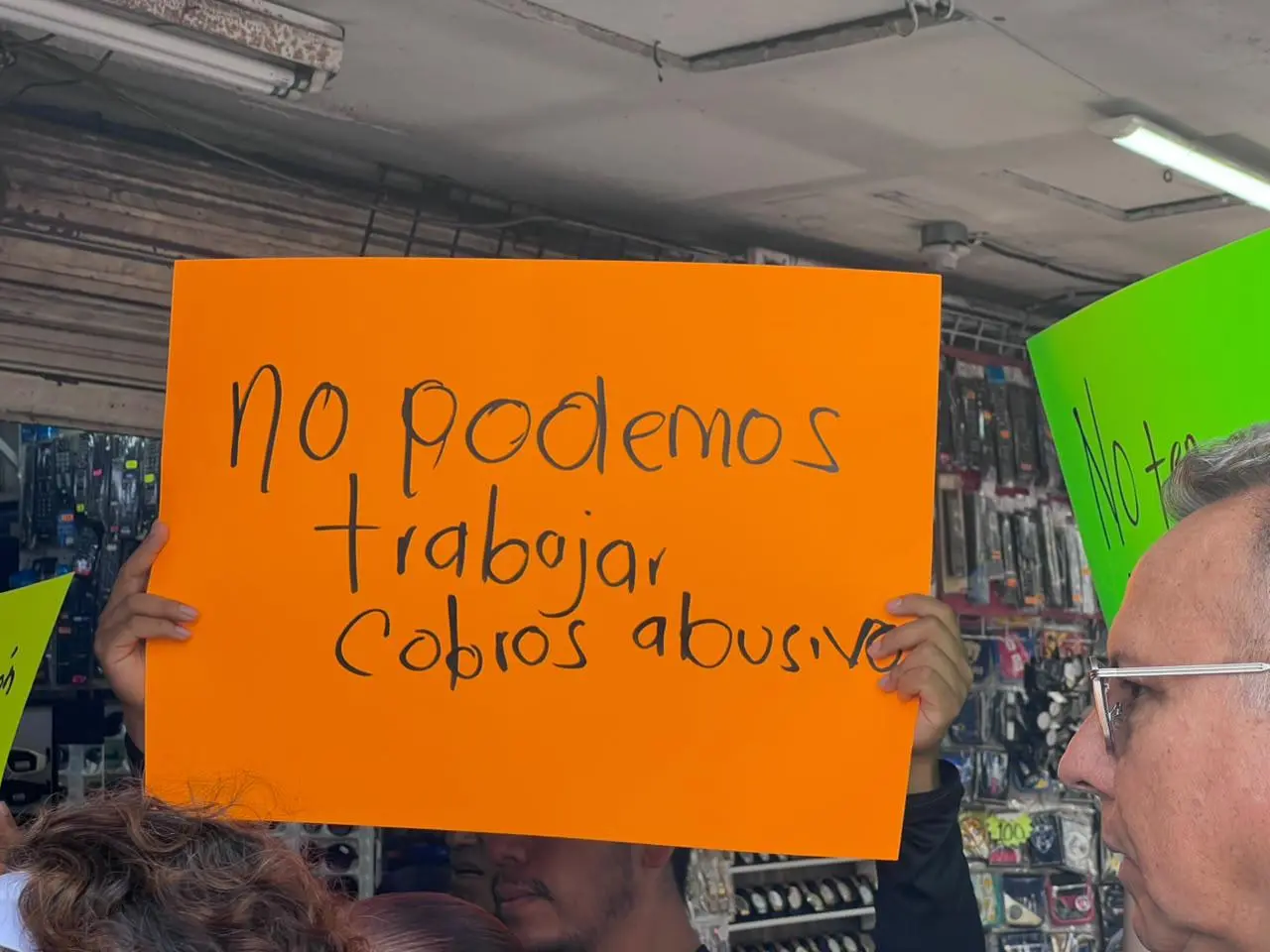 $!Comerciantes protestan en la Japac por falta de agua; denuncian hasta cuatro días sin servicio