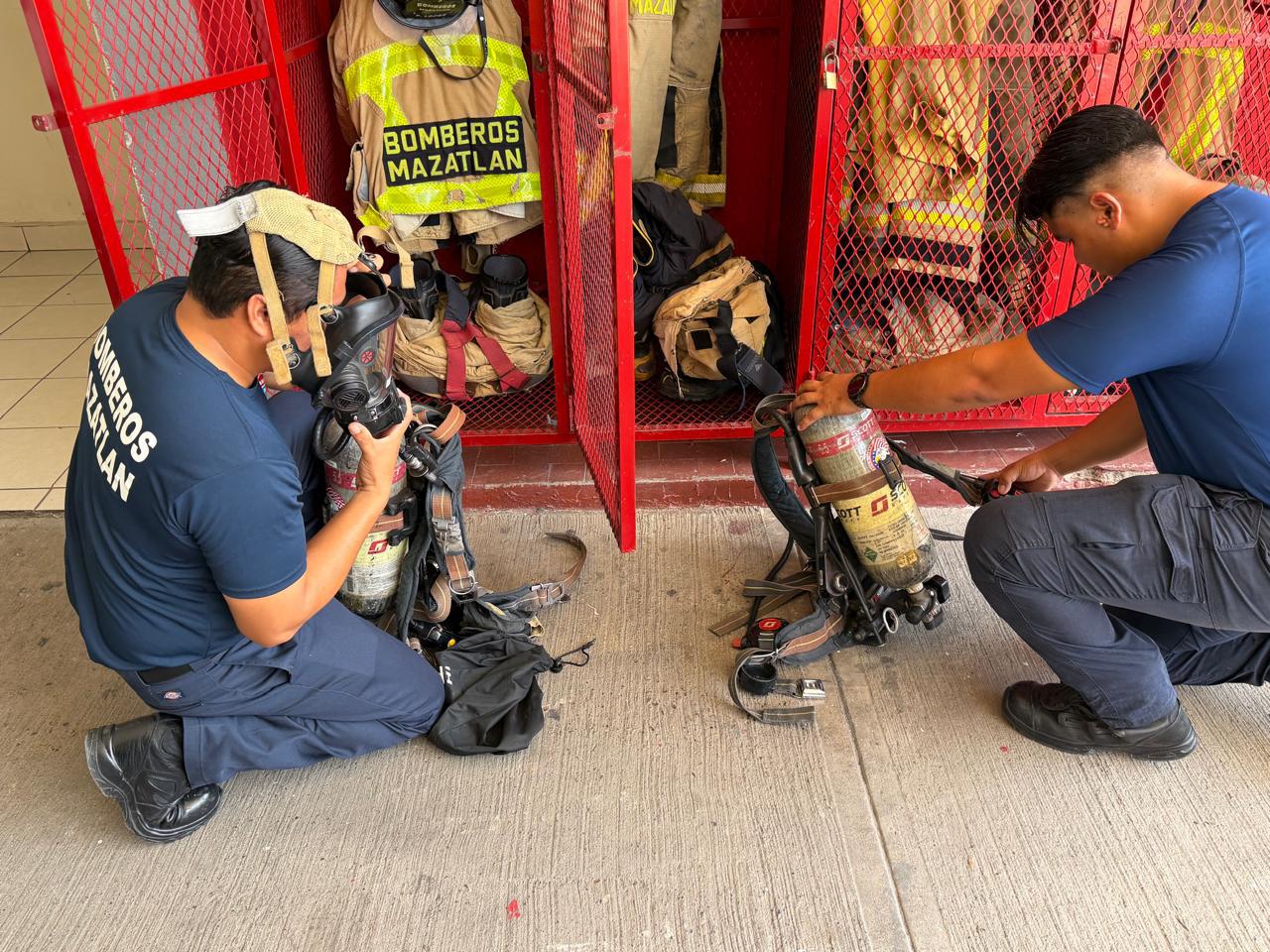 $!Entre fuego, sacrificios y compañerismo: la vida detrás del uniforme de Bomberos Mazatlán