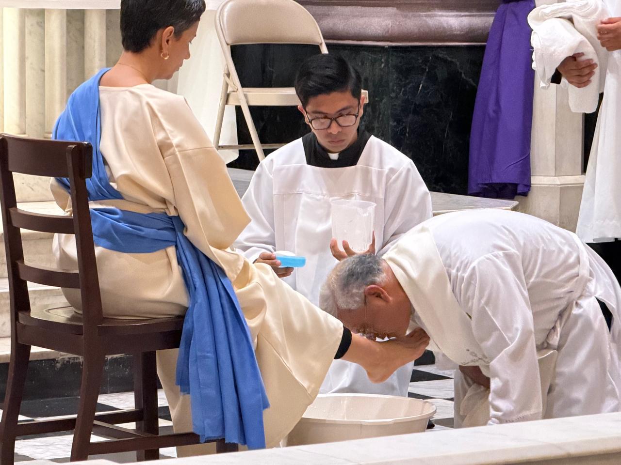 $!Llaman a vivir el amor y la humildad en misa de Jueves Santo en Catedral de Mazatlán