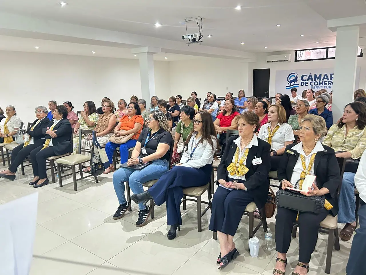 $!Un importante número de mujeres acude al evento.