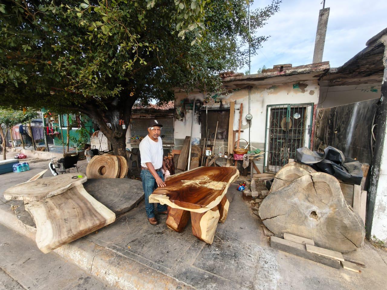 $!Martín transforma su vida con la carpintería rústica en Cacalotán gracias a Misiones Culturales
