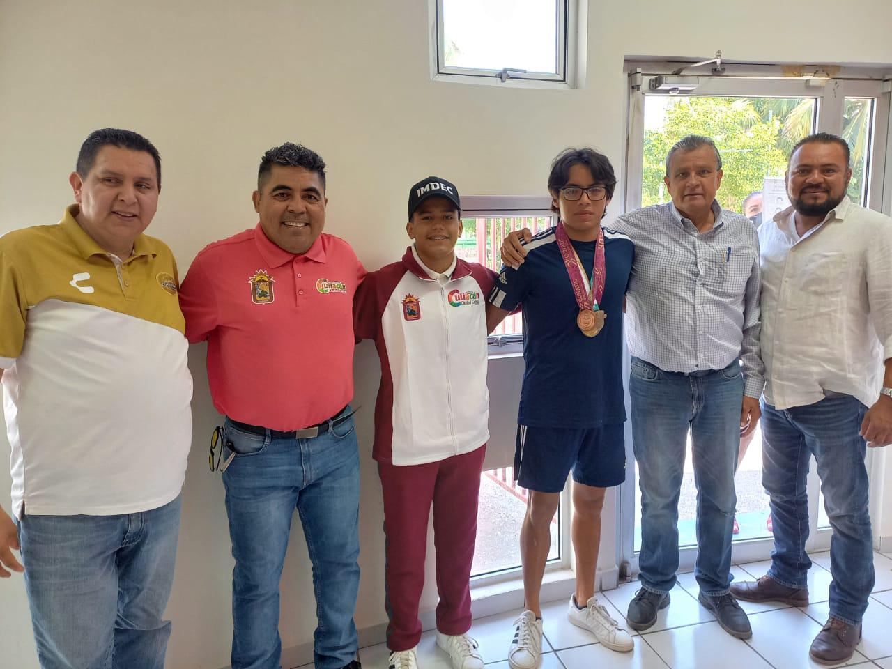 $!Aarón Ibarra y Luis Urías, medallistas culiacanenses en Nacionales Conade, visitan el Imdec