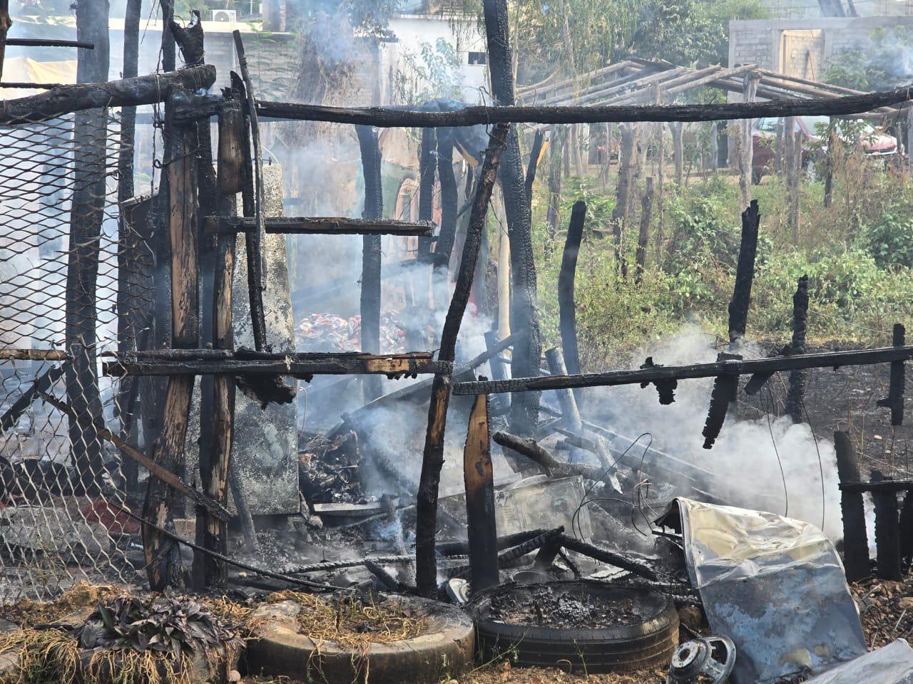 $!Incendio reduce a cenizas vivienda de lámina en Chilillos, Rosario