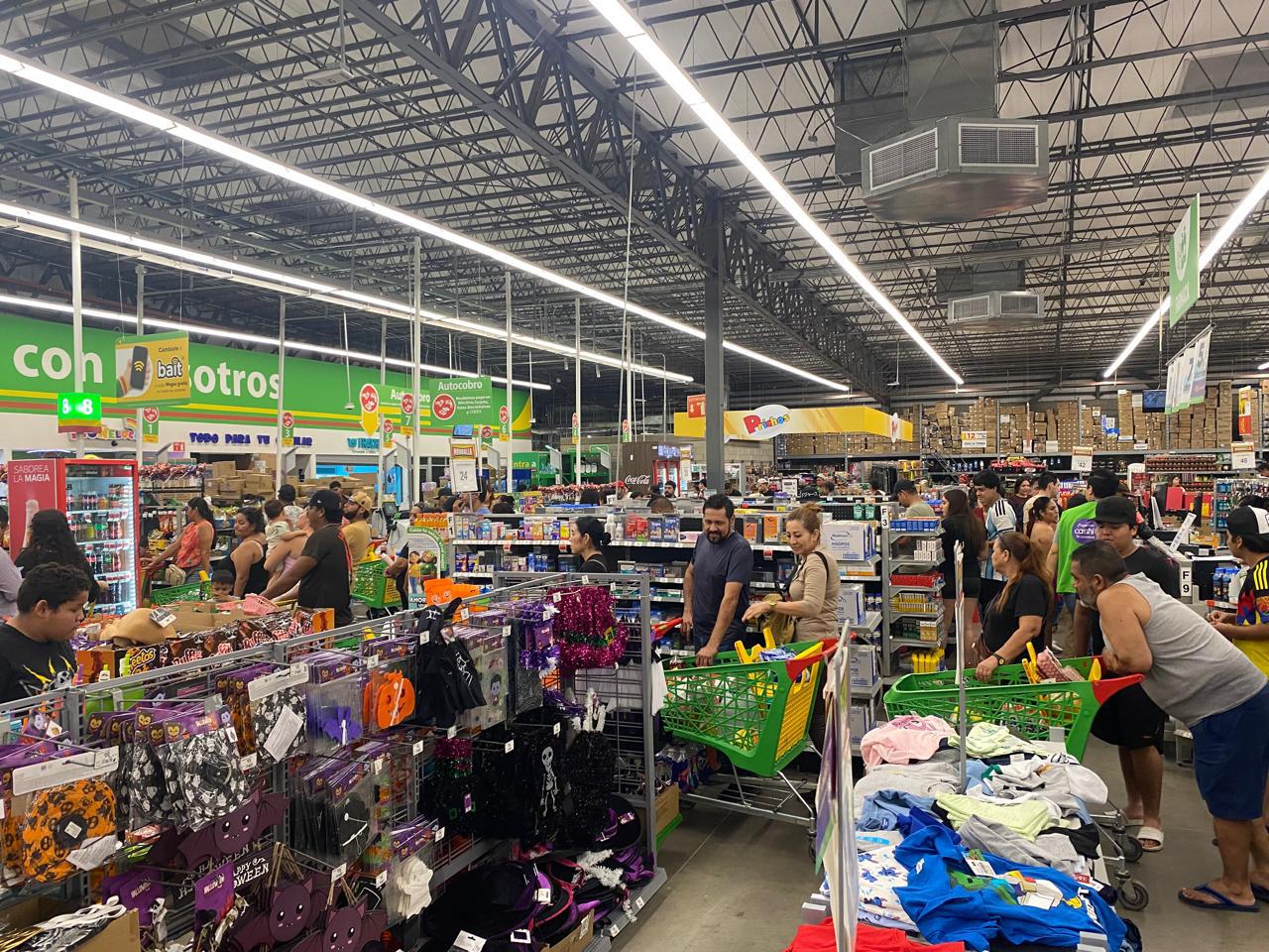 $!Familias en Mazatlán se alistan comprando víveres ante la cercanía del huracán Simon