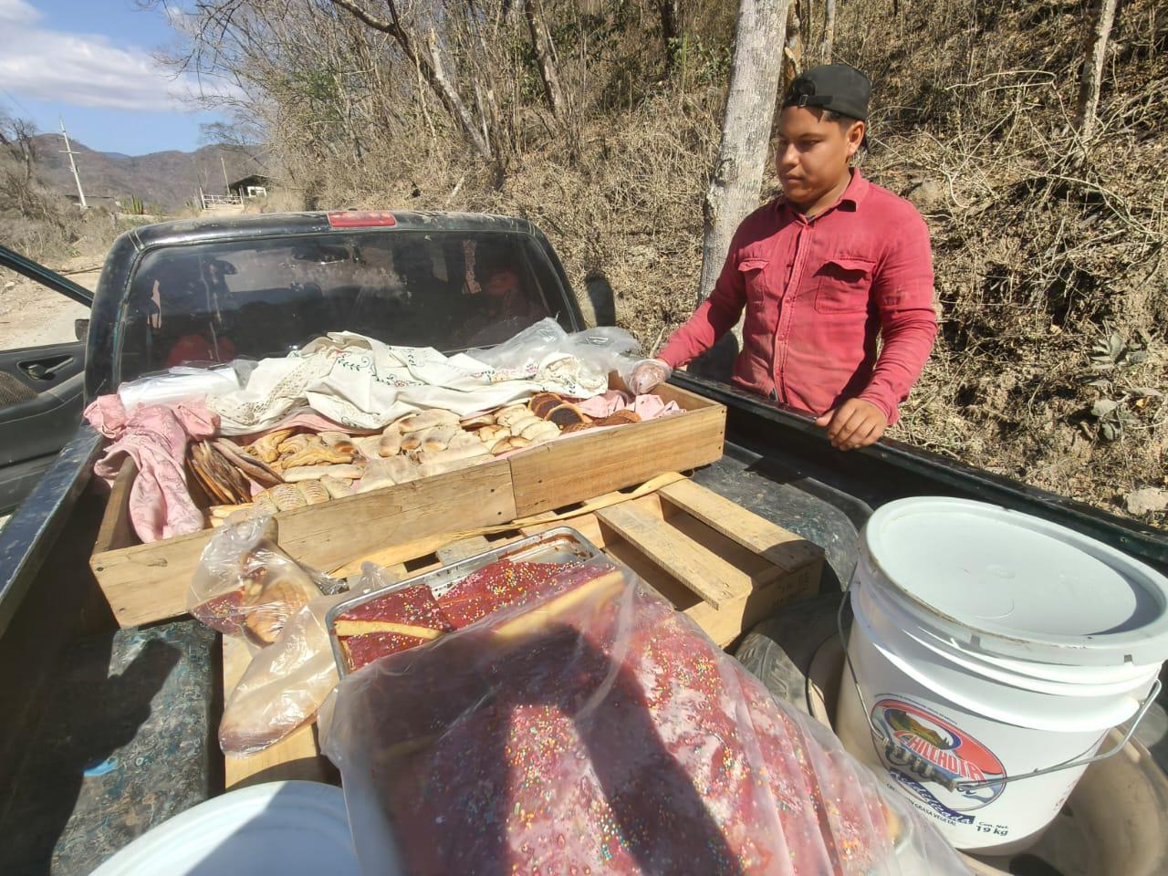 $!Humberto elabora pan artesanal para vender en la zona de Chele, en Rosario