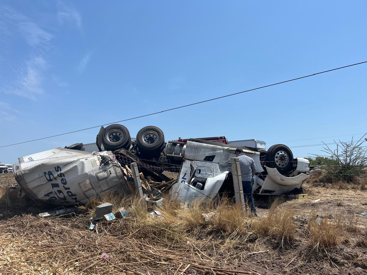 $!Volcadura de tráiler deja un hombre prensado y lesionado por la Maxipista Culiacán-Mazatlán