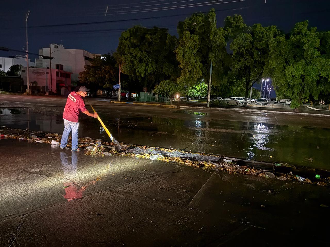 $!Retiran 1.5 toneladas de basura de rejillas y bocatormentas tras lluvias en Culiacán