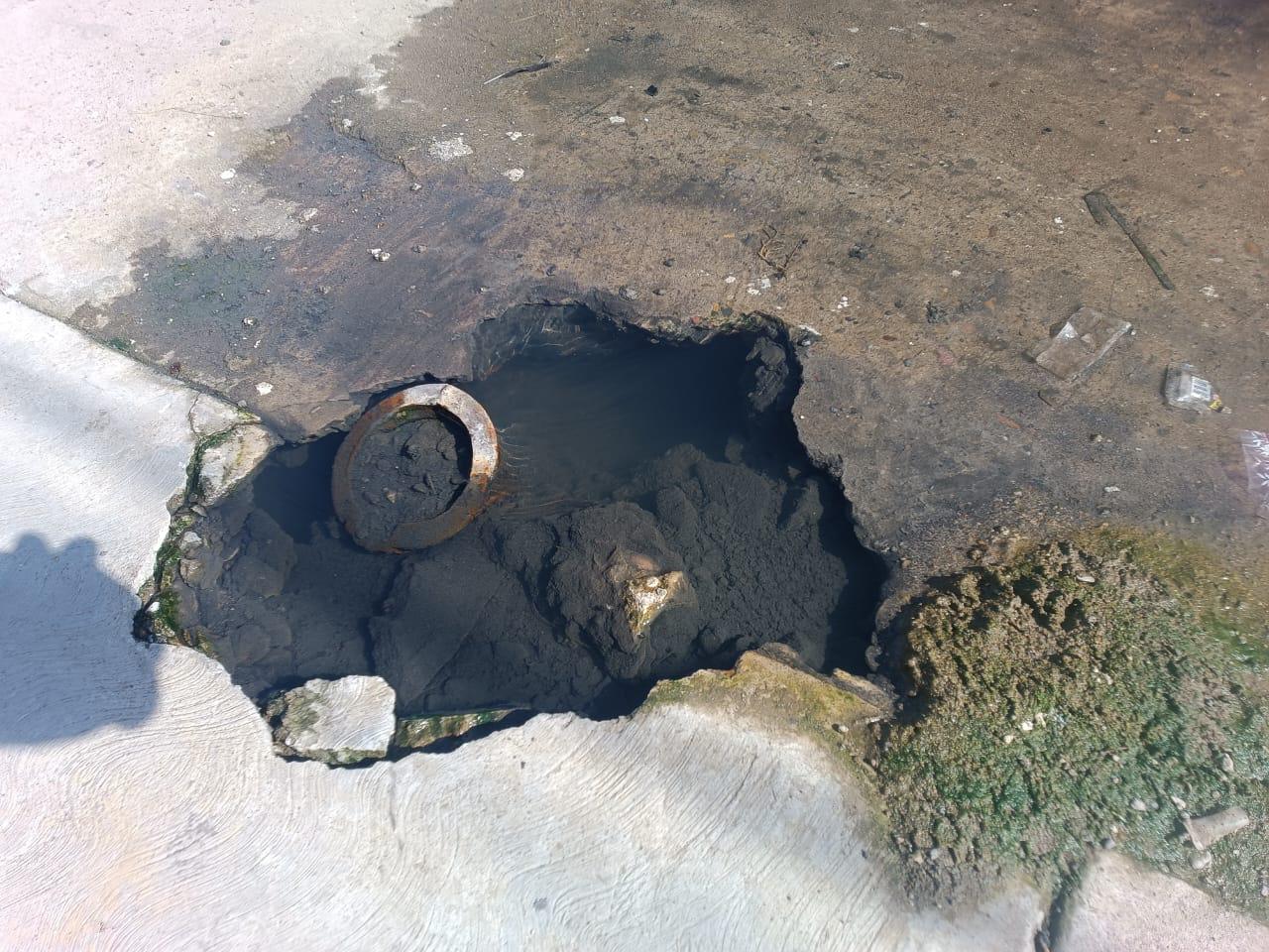 $!Fuga de drenaje en andador Carlos McGregor continúa generando molestias entre vecinos del Jabalíes