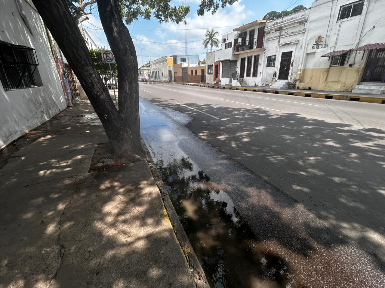 $!Desde hace una semana, fuga de aguas negras afecta centro de Culiacán