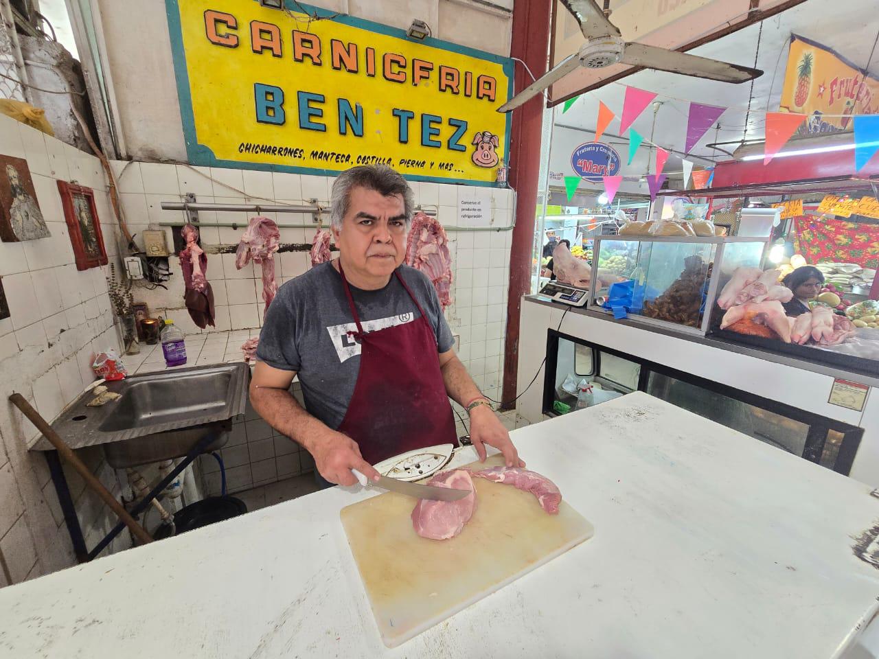$!Juan Francisco continúa con la dinastía familiar al interior del mercado Miguel Hidalgo, en El Rosario