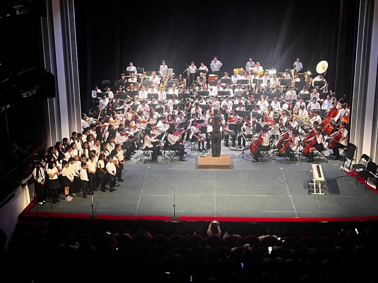 $!El encuentro se llevó a cabo en el Teatro Ángela Peralta.