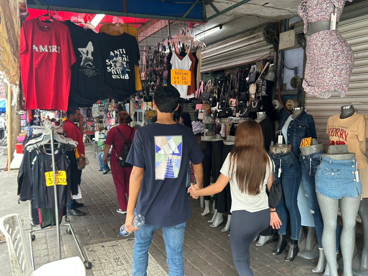 $!Invierten comerciantes de Culiacán hasta 50% en mercancía del Mundial, mientras el Día del Padre queda en segundo plano
