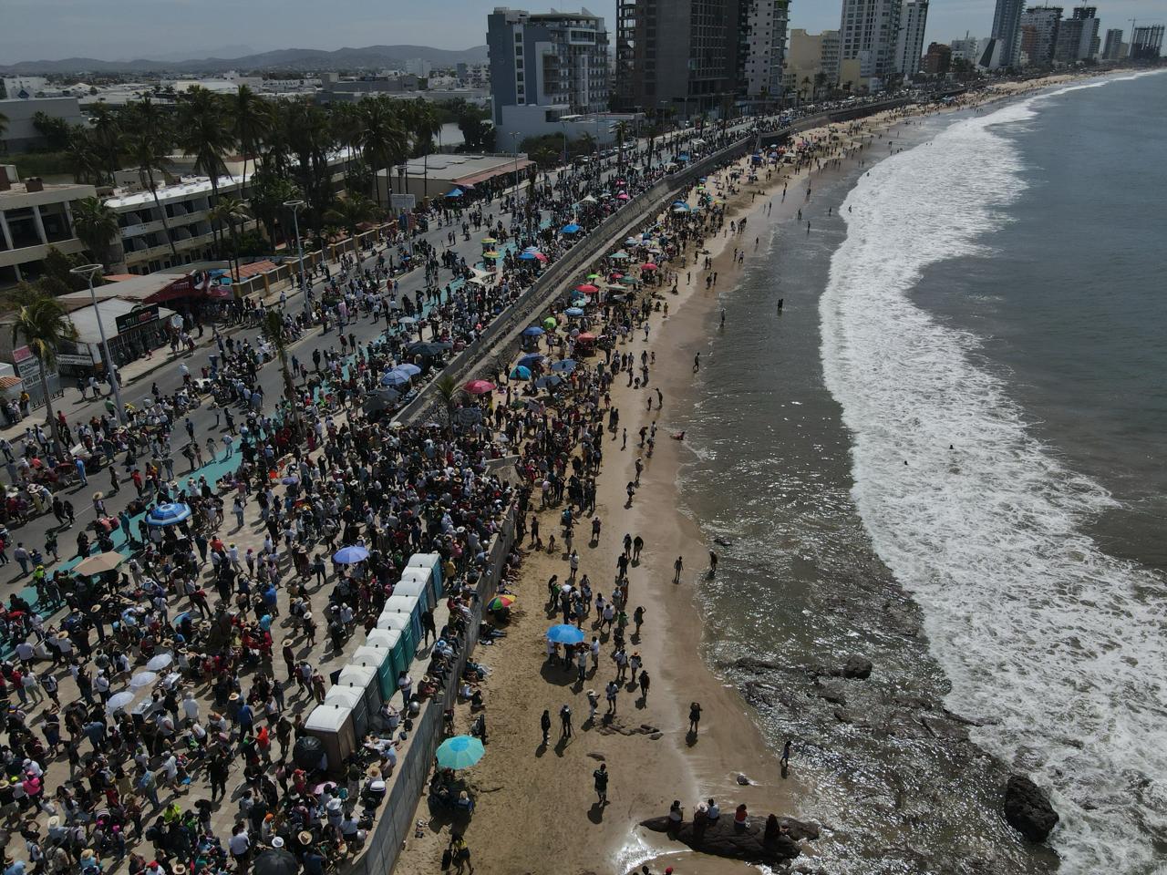 $!Se despiden del eclipse con música y alegría en las letras de Mazatlán, en el malecón