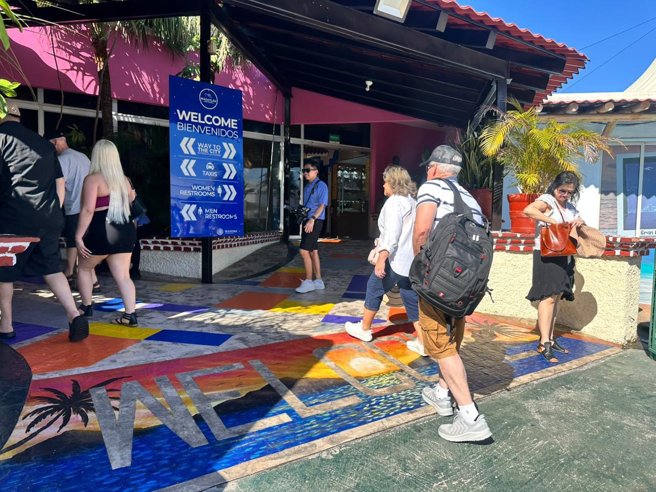 $!Mazatlán recibió a cerca de 50 mil cruceristas en febrero; aunque no todos bajan al puerto