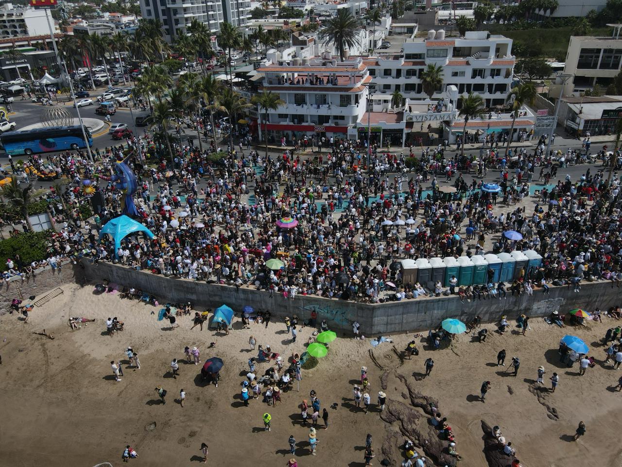 $!Se despiden del eclipse con música y alegría en las letras de Mazatlán, en el malecón