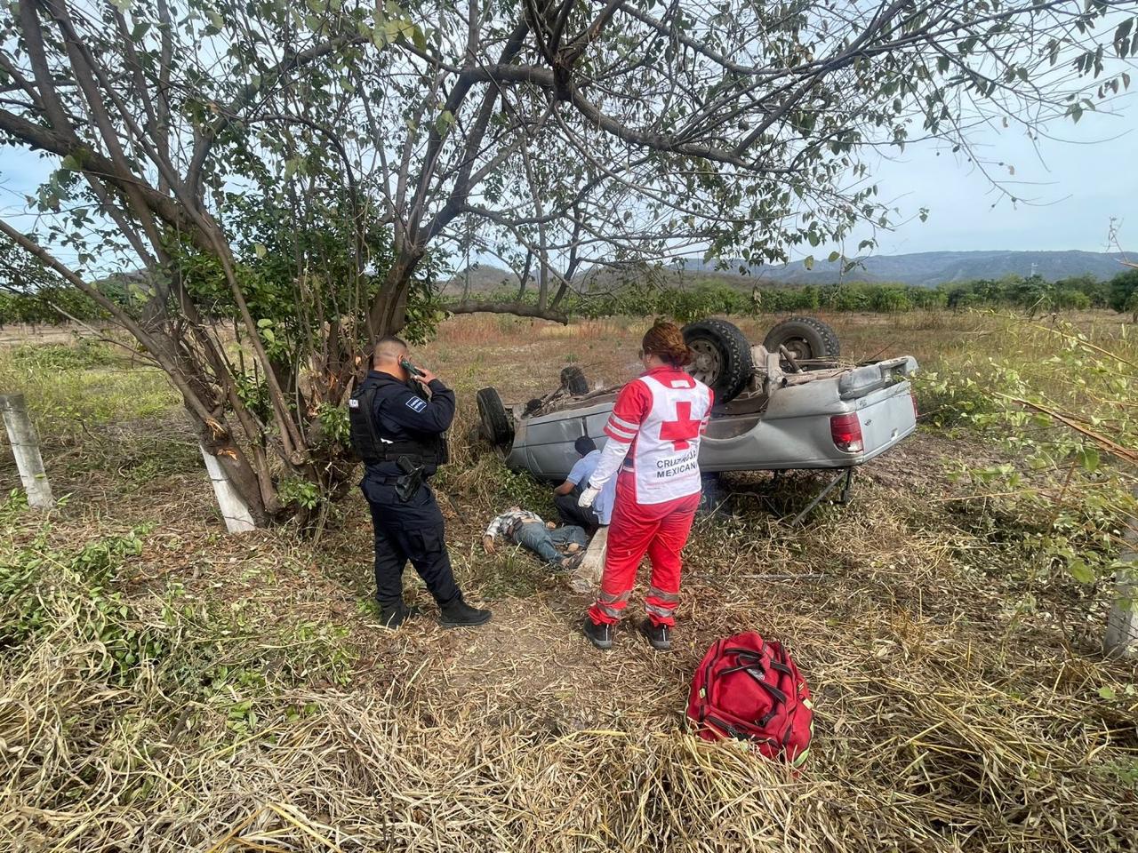$!Muere adulto mayor en Escuinapa tras volcadura; su hijo sale lesionado