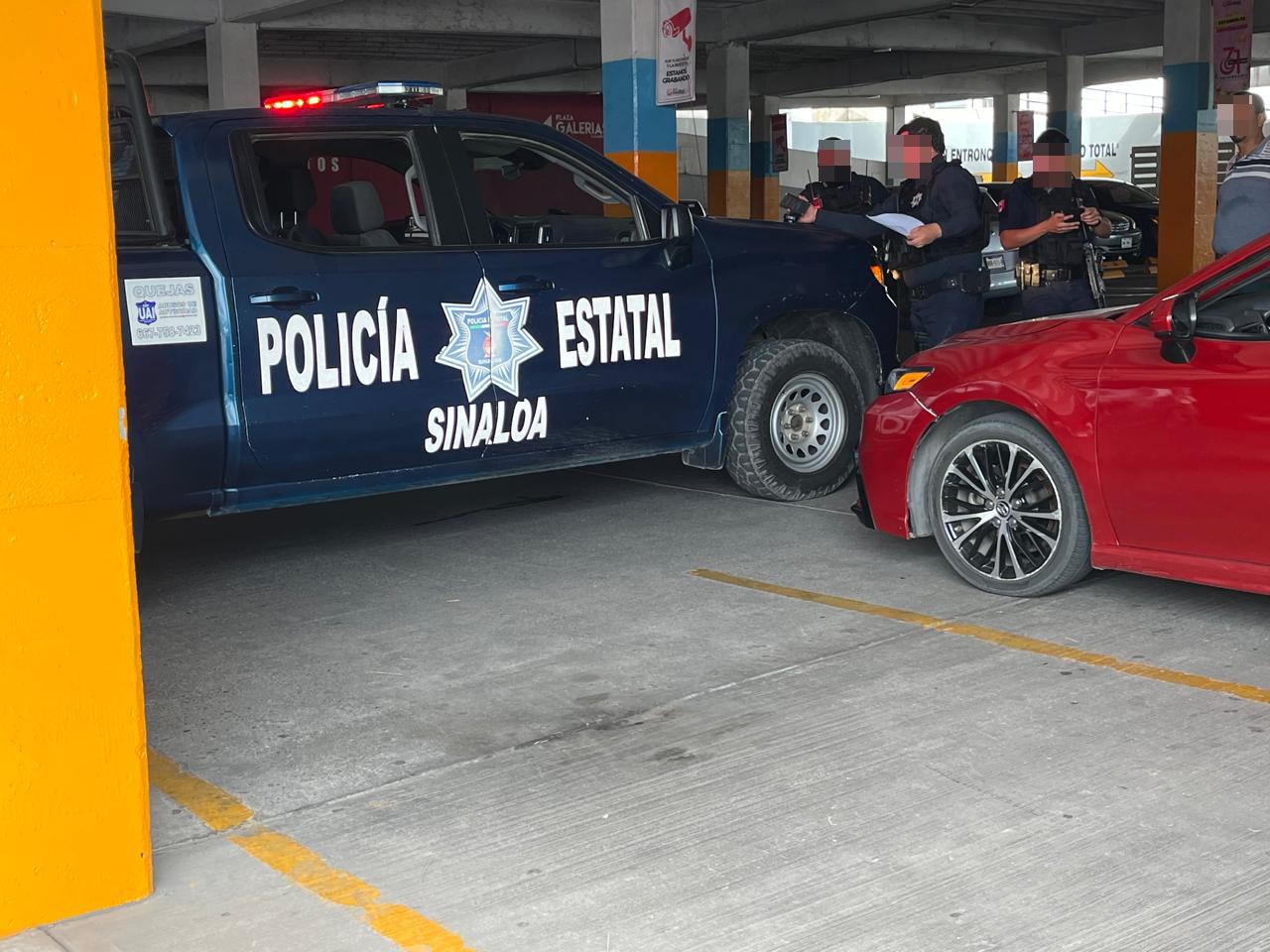 $!Disparan e intentan despojar un vehículo en el estacionamiento de una plaza de Culiacán