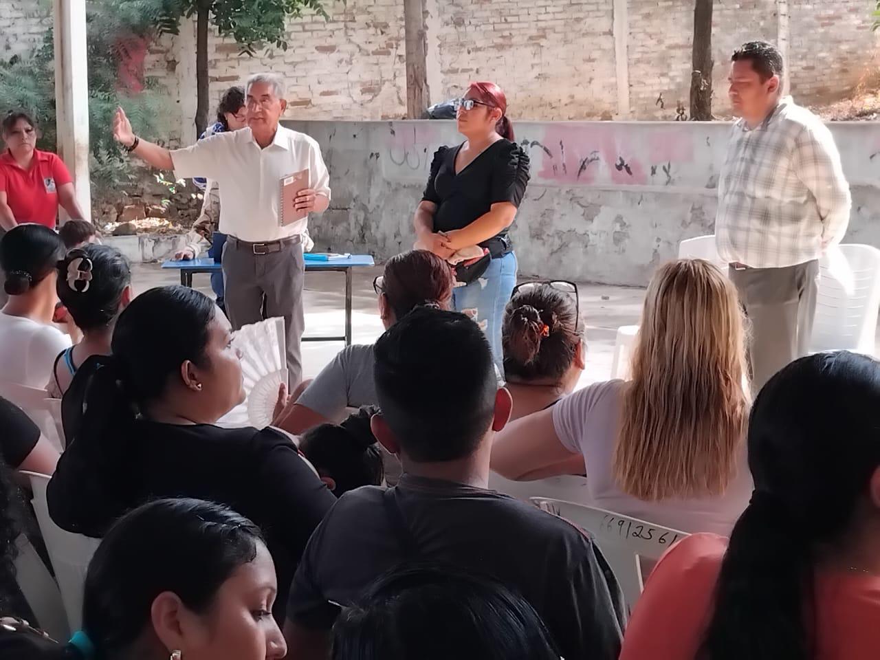 $!Protestan padres de familia en primaria de Mazatlán por manejo de recursos