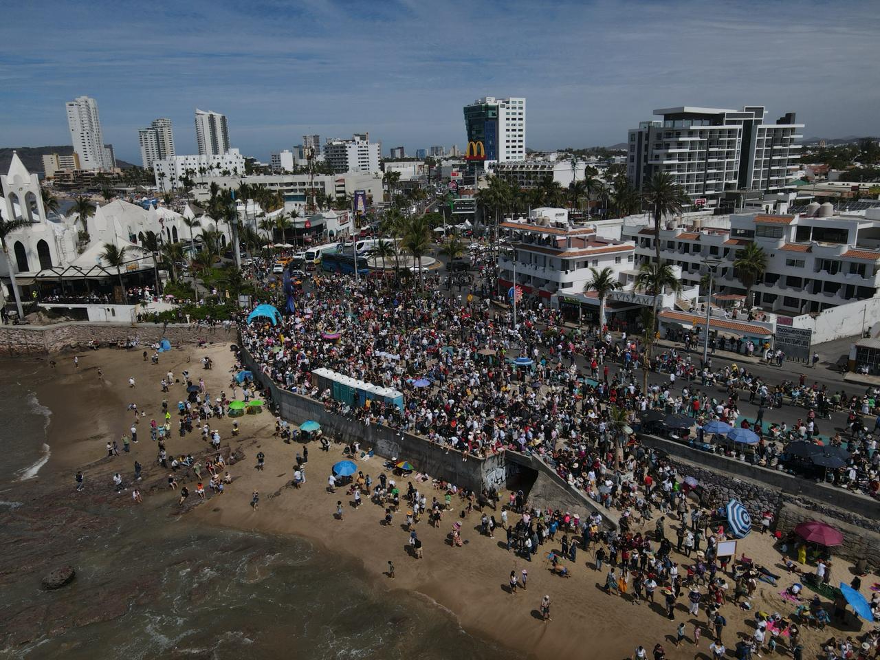 $!Se despiden del eclipse con música y alegría en las letras de Mazatlán, en el malecón