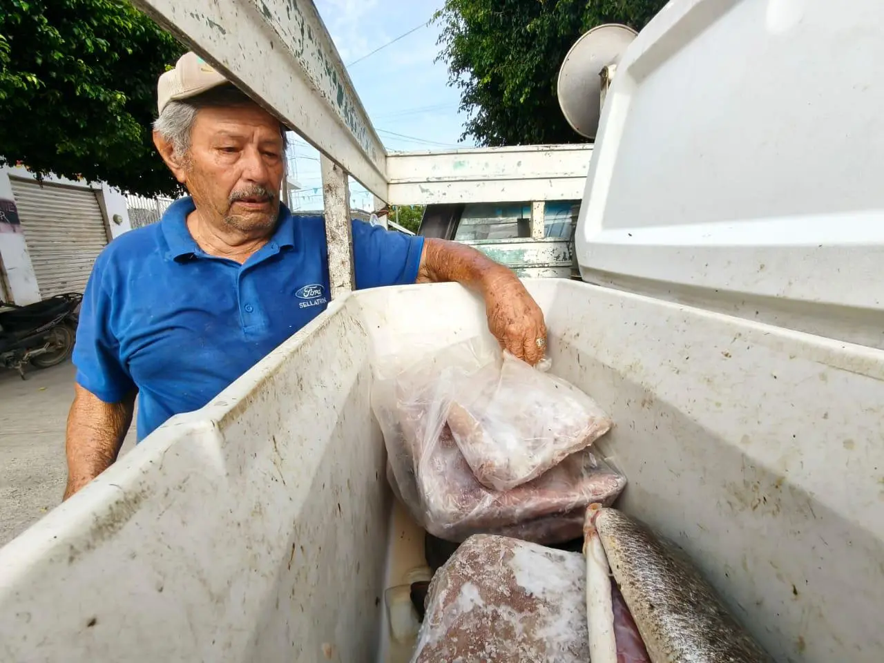 $!Guadalupe y Victoria recorren los pueblos de Rosario para ofrecer pescado fresco