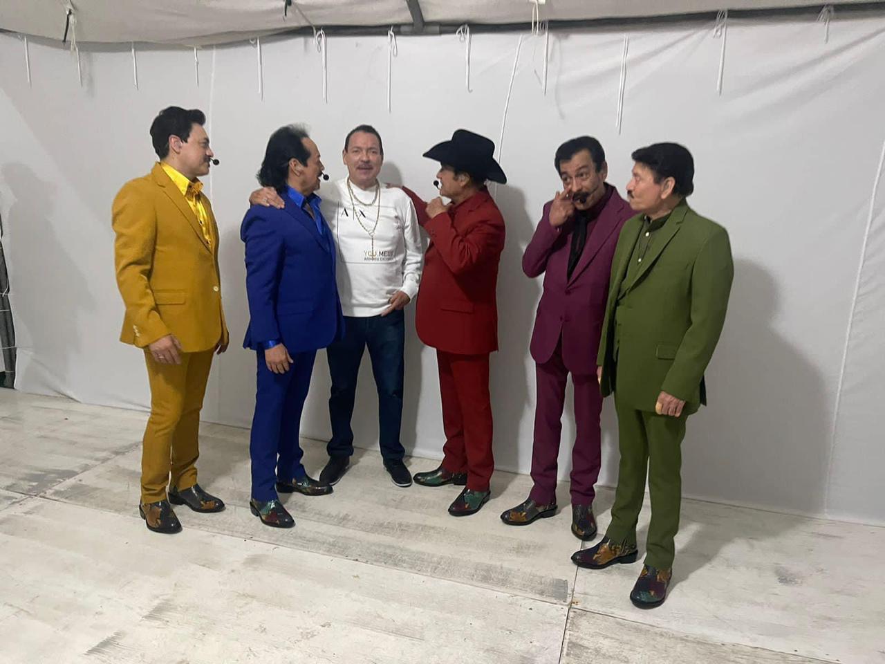 $!El cantante sinaloense Julio Preciado se hizo presente en el concierto, y aunque no subió al escenario a cantar junto a sus “amigos”, sí estuvo con ellos tras bambalinas conviviendo.