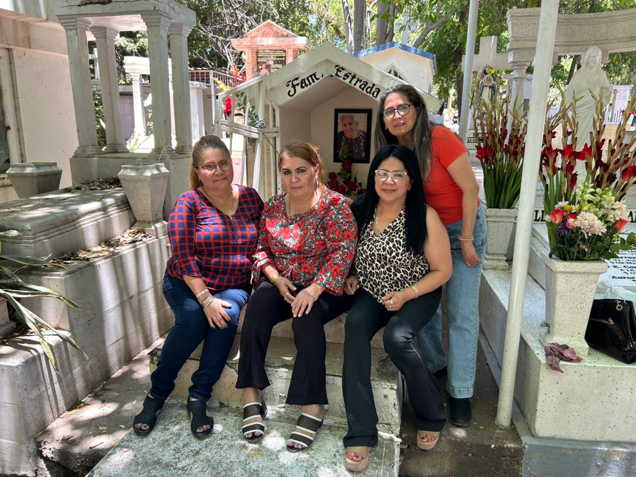$!Entre flores y recuerdos culiacanenses celebran el 10 de mayo en los panteones